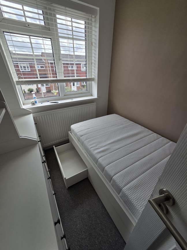 Small room, big house Main Photo