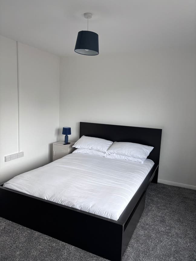 Modern double bedroom with TV near to hospital Main Photo