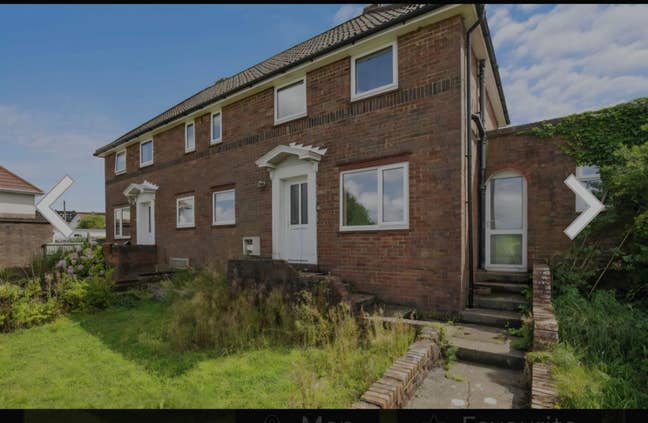 Large dbl bed in a sunny house  Main Photo