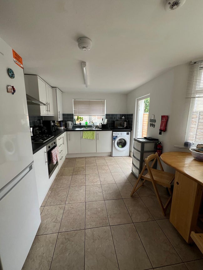 🛏️ Double Room – £600 + Bills (~£100/month) Main Photo