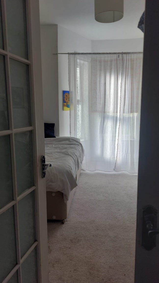 Lovely big room to rent, 30 seconds walk to beach☀ Main Photo