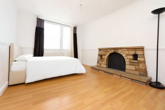 2 Amazing Rooms in a 3 Bed Flat! Shoreditch!  Main Photo