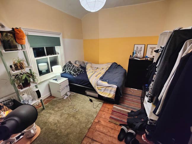 2 Double rooms available in Unique pub! Main Photo