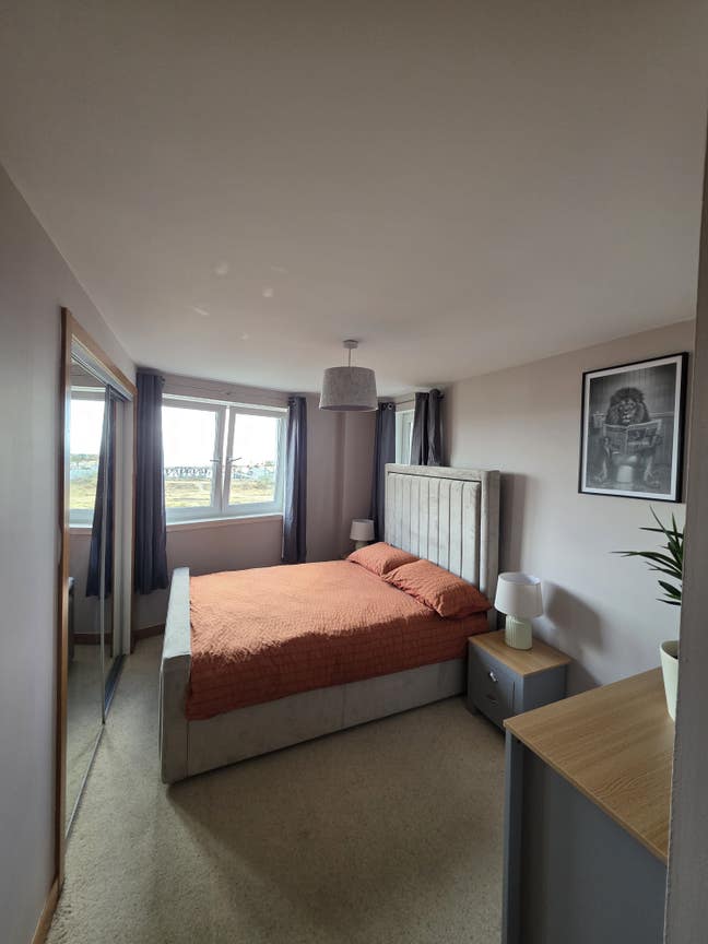 Double bedroom at Granton Harbour with sea view Main Photo