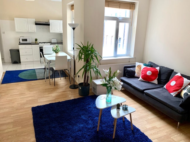 Incredible Flat-Available Today-2 Rooms-3M Holborn Main Photo
