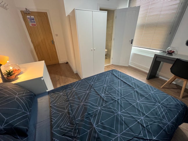 Modern Spacious Ensuite Rooms Available Main Photo