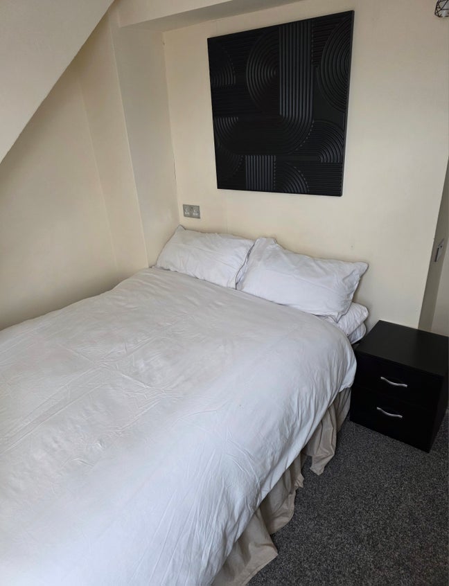 Nice Double Room, BD4, £150 deposit, Bills incl. Main Photo