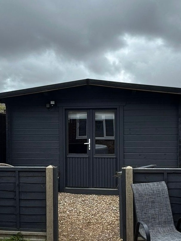 Log cabin for rent in garden  Main Photo