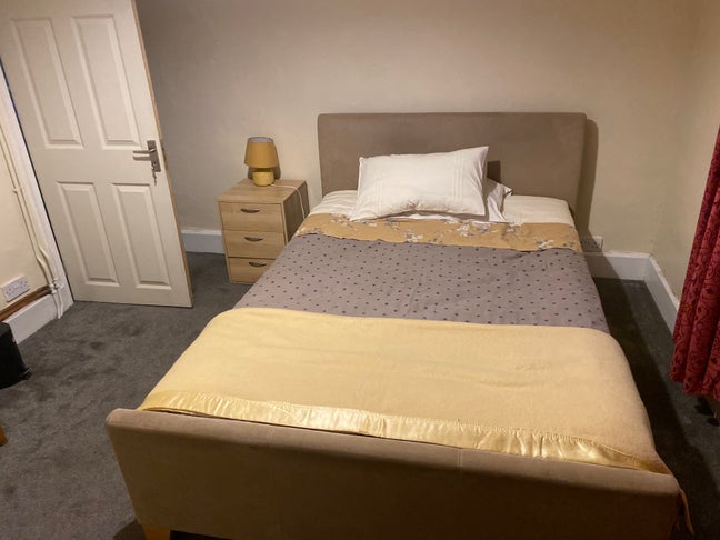 Furnished double room in house share Main Photo