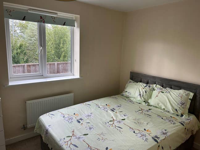 Amazing Double Room in Hampton Available Now Main Photo