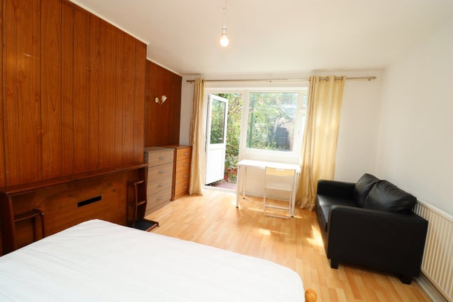 Big Double with Garden Near Canning Town!! Main Photo