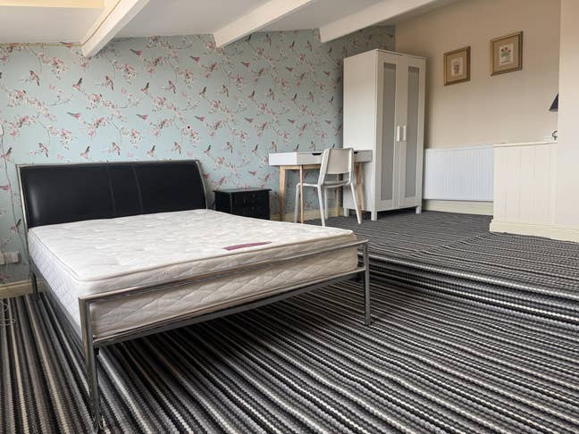 Newly refurbished house for working professionals  Main Photo