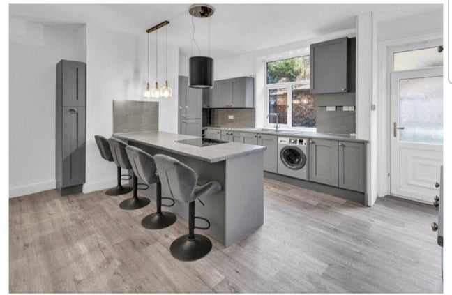 Roommate for house share Main Photo