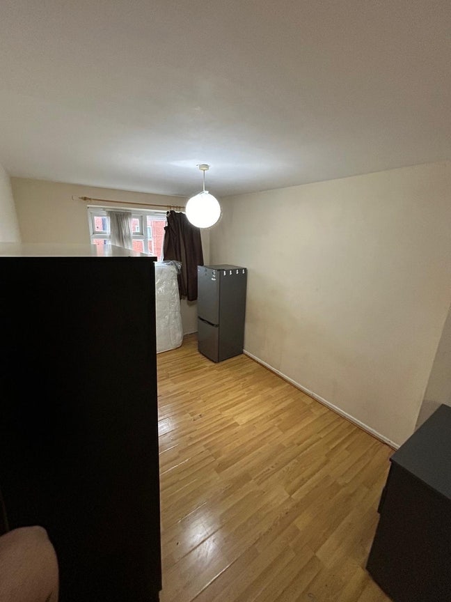 🛏️ Double Room to Let in- Oval  Main Photo