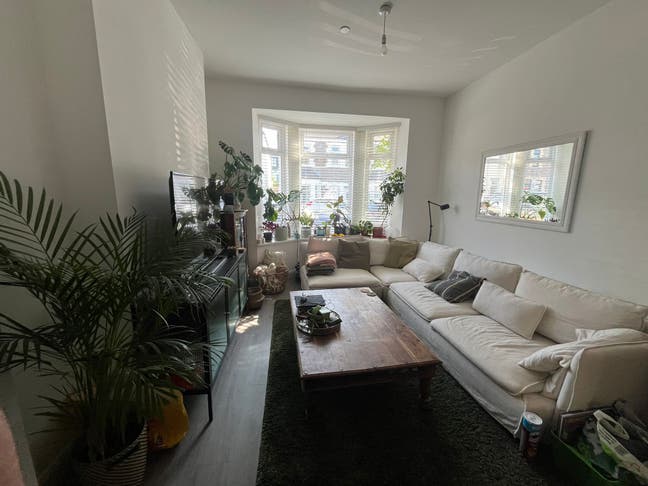 2 rooms available in lovely 3 bed in Canton Main Photo