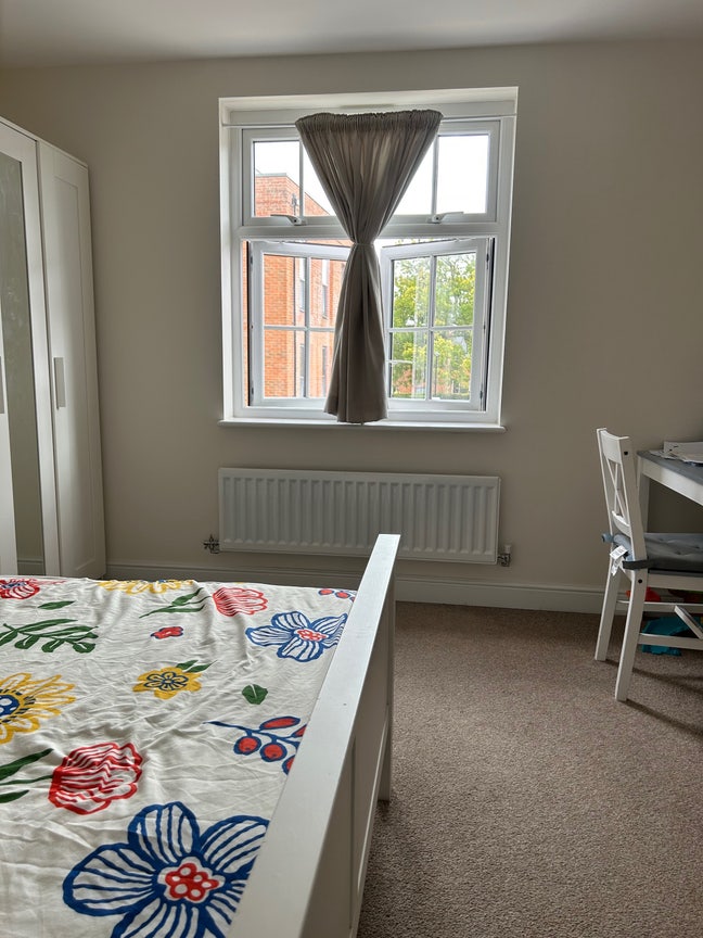 Female Tenant Wanted – Lovely 2-Bedroom Flat Main Photo