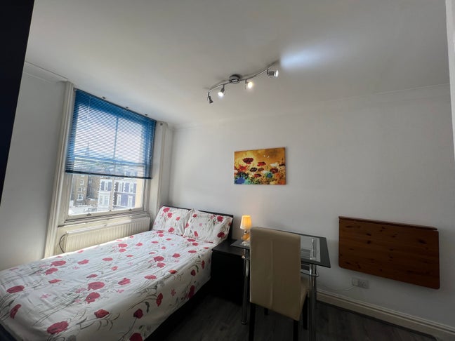 Studio Flat with Full Bathroom in South Kensington Main Photo