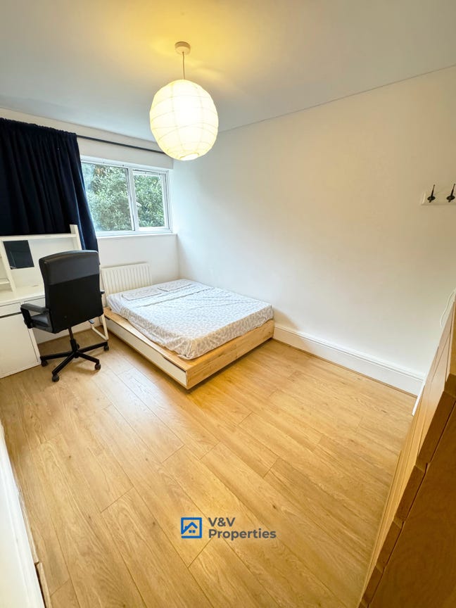 Beautiful Flat - Share with Young Flatmates Main Photo