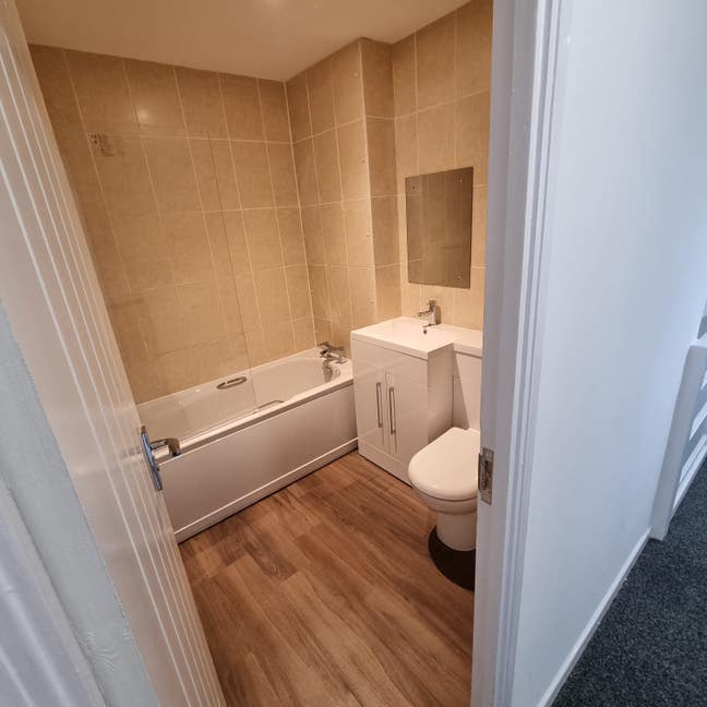 Rooms available in a newly renovated property Main Photo