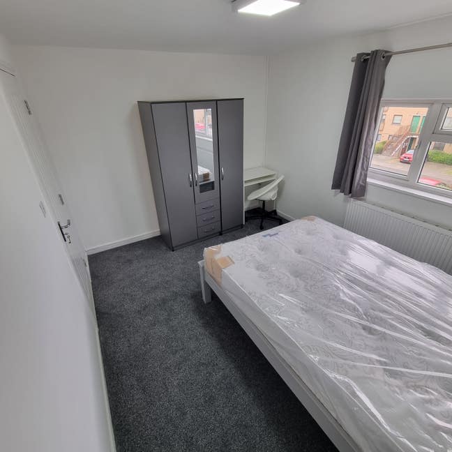 Rooms available in a newly renovated property Main Photo