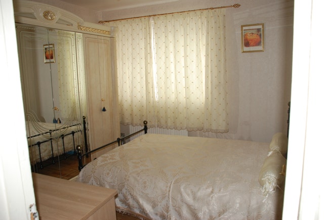 Room to Share with One Couple Only in Morden Main Photo