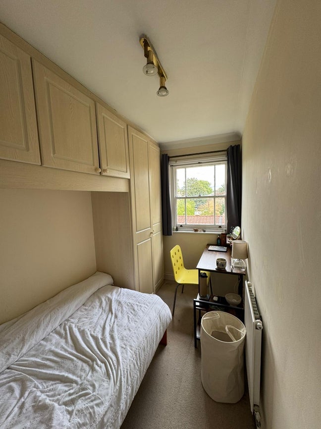 Single room in a friendly house of 5! Main Photo
