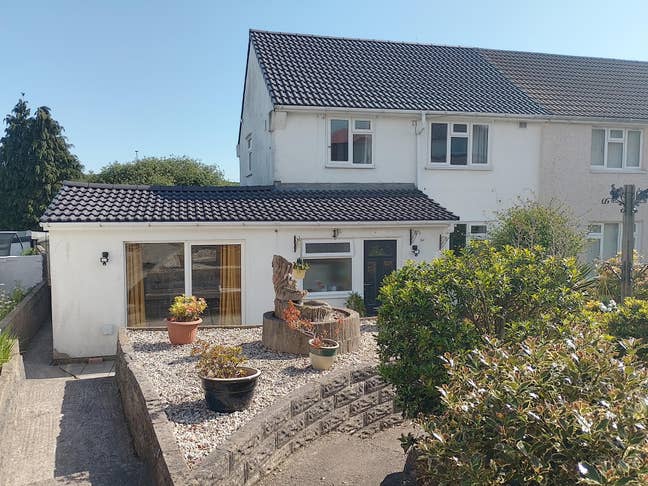 Double room in a family home  Main Photo