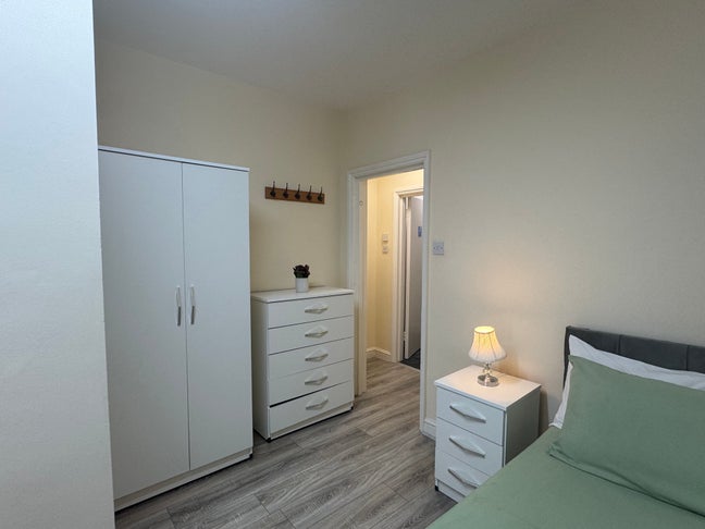 Spacious Studio with Full Kitchen and AC in SW7  Main Photo