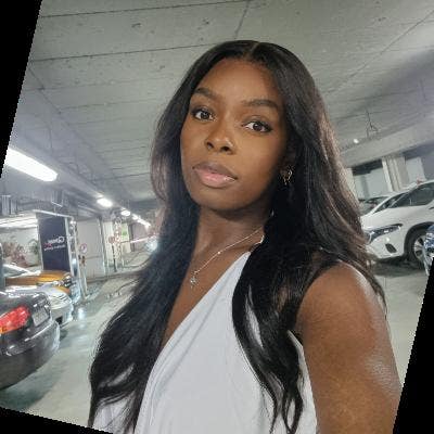 I am a professional female aged 28. I am look... Main Photo