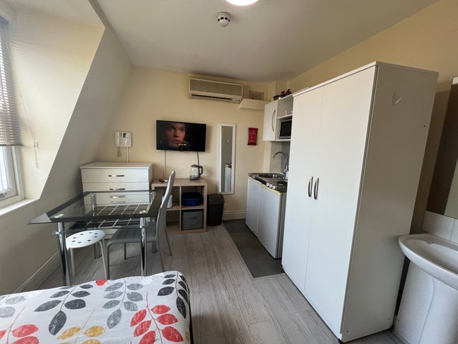 Double Room with AC and Smart TV in SW7  Main Photo