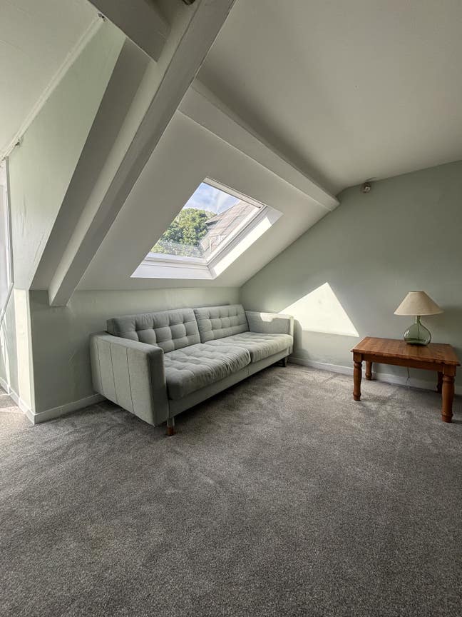 Bright and Spacious Top-Floor Apartment in Jesmond Main Photo