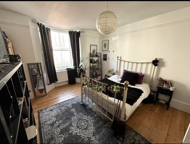 Bright and spacious double room available in Hove Main Photo