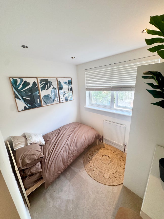 Room to rent in modern home - £245 per week Main Photo