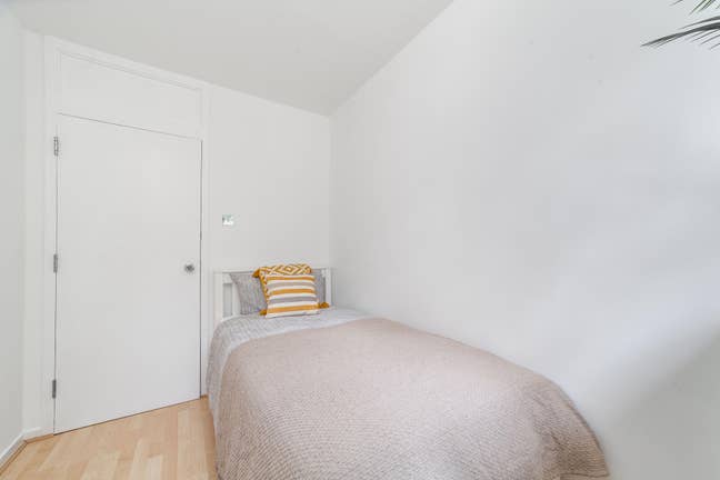 Decent Room In Quite Area/2 Bathrooms/Roehampton Main Photo