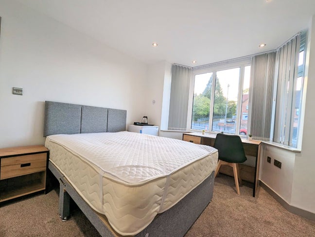 ** Large Luxury En Suite Near QE No Bills to Pay! Main Photo