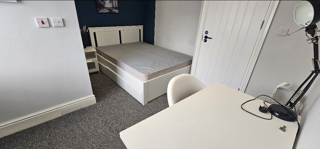 En suite rooms, Swinton, transport bills included  Main Photo