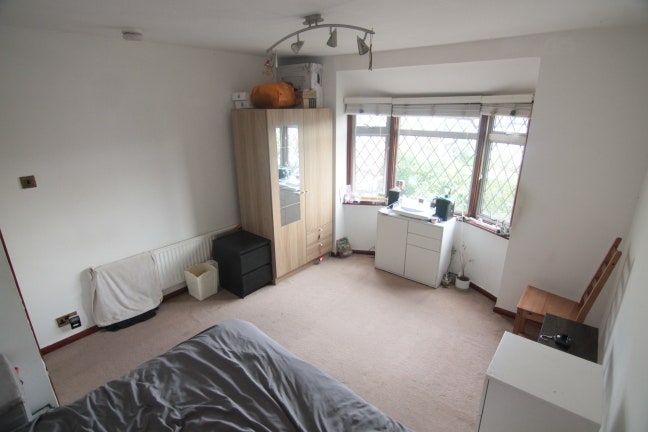 Bright large double bedroom next to the station Main Photo