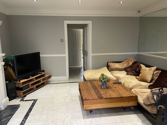 Large double room in a friendly house of 5! Main Photo