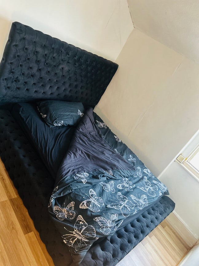 Spacious Double Room in Female-Only House  Main Photo