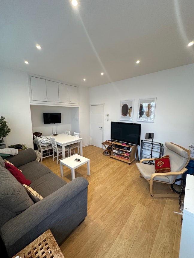 Large room close to Tooting Broadway Station  Main Photo