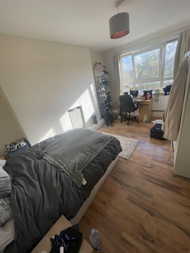 Bright Double Room with Balcony – Student-Friendly Main Photo