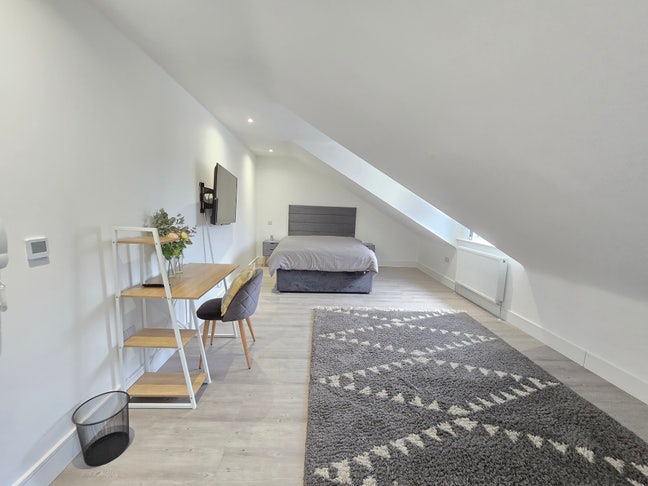 Spacious double bedroom in Watford Main Photo