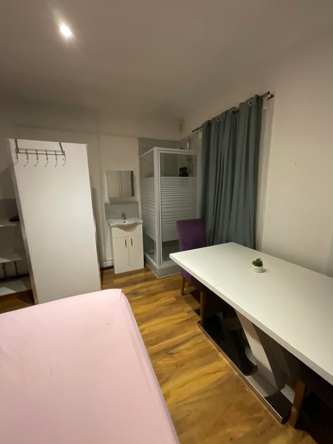 Ensuite for single occupancy  Main Photo