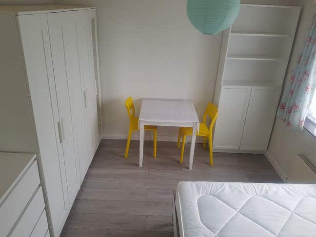 A clean double room in New Malden Main Photo