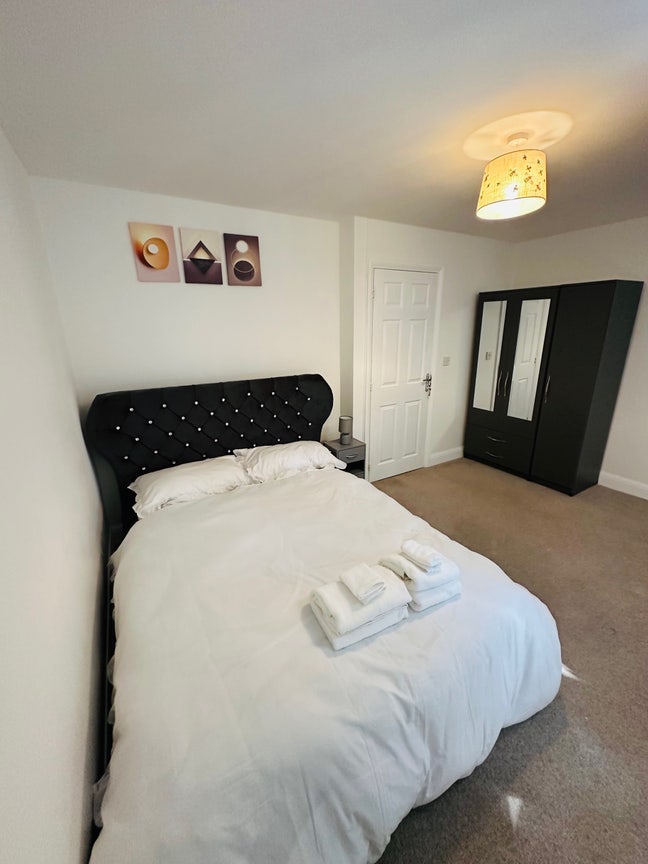 Double Bedroom Available In 3 Bedroom House  Main Photo