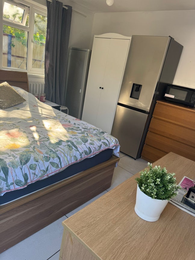 Double Ensuite Stratford - 9 mins walk to Station Main Photo