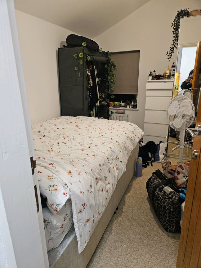 Replacement who has UK guarantor needed Main Photo