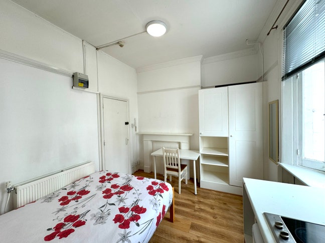Double Room with Built in Closet in Chelsea SW3 Main Photo