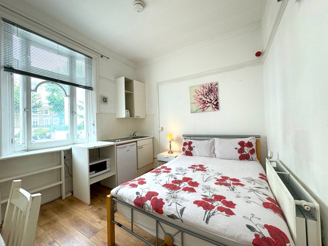 Double Room with Built in Closet in Chelsea SW3 Main Photo