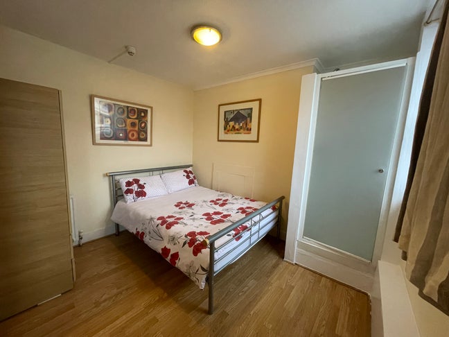 Large Bedsit, Full Kitchen, Ensuite Shower in SW3 Main Photo